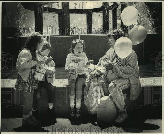 1988 Press Photo Chris Harvey & kids at a Rainbow Summer event, Peck Pavilion WI - Historic Images