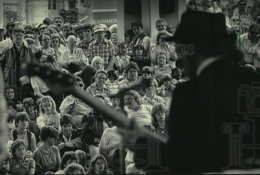 1985 Press Photo Crowd at Rainbow Summer, Booze Brothers band, Peck Pavilion, WI - Historic Images