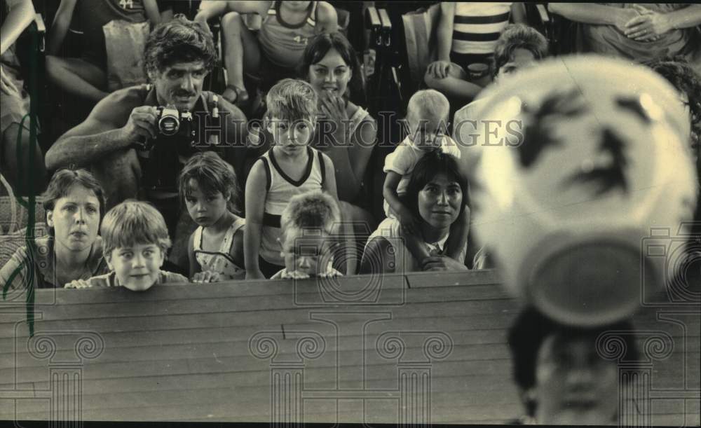 1986 Press Photo Crowd watches Shanghai Chinese Acrobatic Troupe, Peck Pavilion - Historic Images