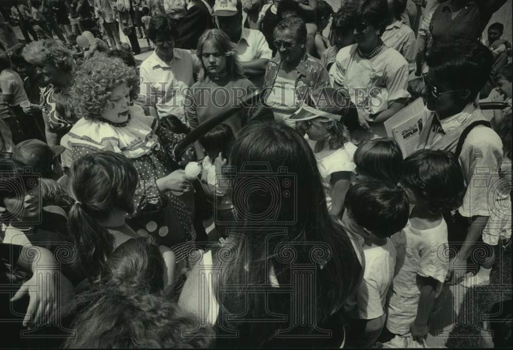 1985 Press Photo Bingo the Clown entertains crowd, Rainbow Summer, Wisconsin - Historic Images