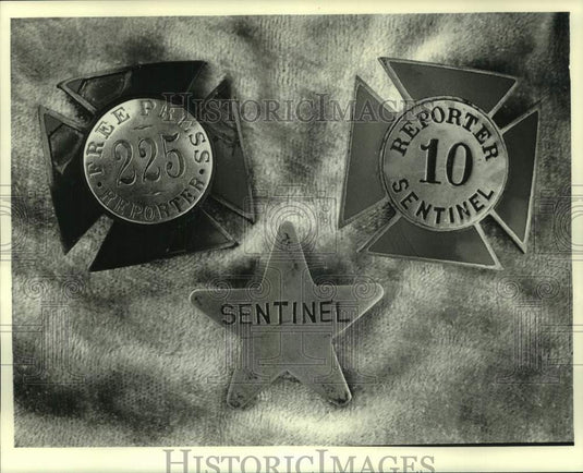 1990 Press Photo Milwaukee Sentinel & Free Press Newspaper Reporter Badges - Historic Images