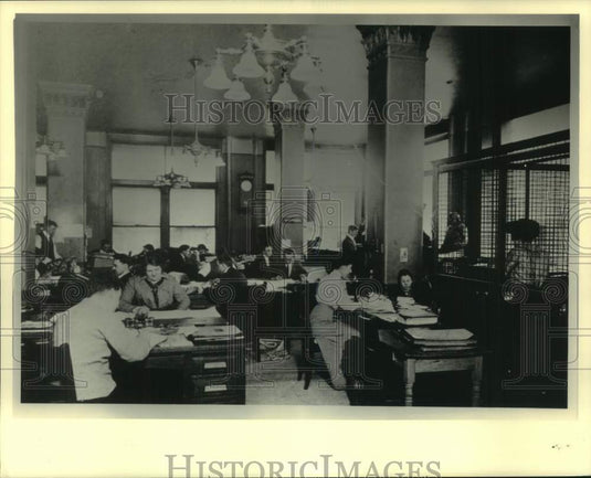 1987 Press Photo Milwaukee Sentinel Employees at Work - mje01228 - Historic Images