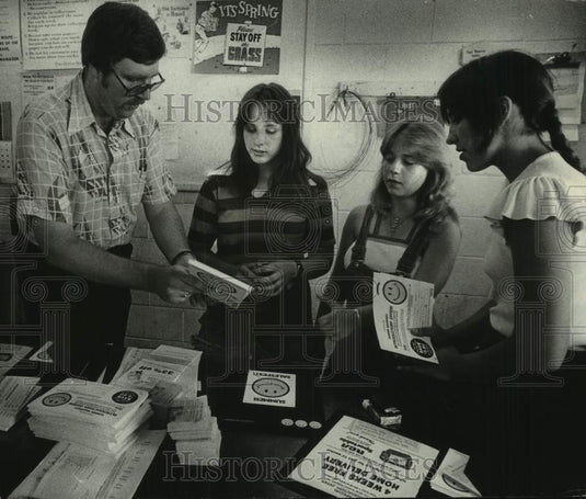 1978 Press Photo Randy Norman with circulation material, Milwaukee Journal, WI - Historic Images
