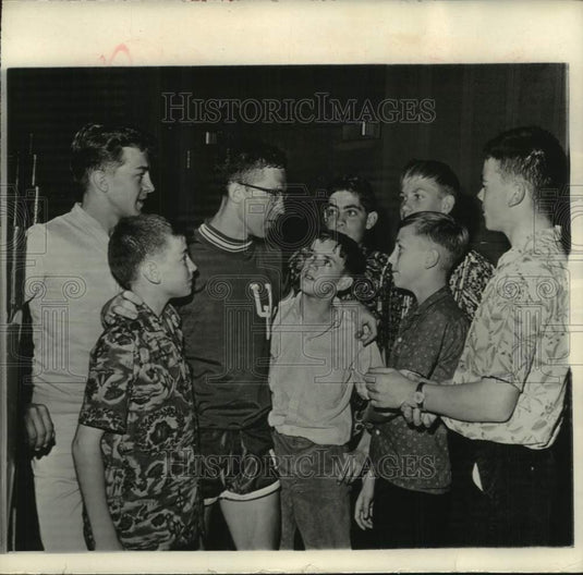 1984 Press Photo The Journal news carriers & University of WI basketball player - Historic Images