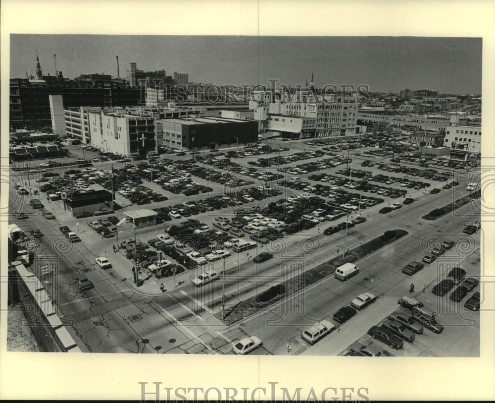 1986 Press Photo Milwaukee Journal Parking Lot at 4th and State Streets - Historic Images