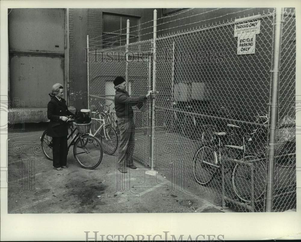 1974, Maggie and Stu Hoyt in the Milwaukee Journal bike parking area - Historic Images
