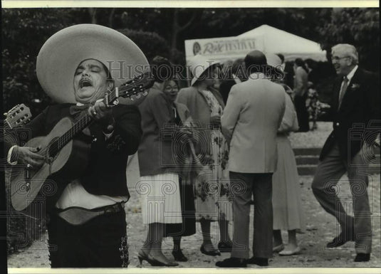 1989 Press Photo Ramon Cespedes performs at Milwaukee Journal Rose Festival - Historic Images