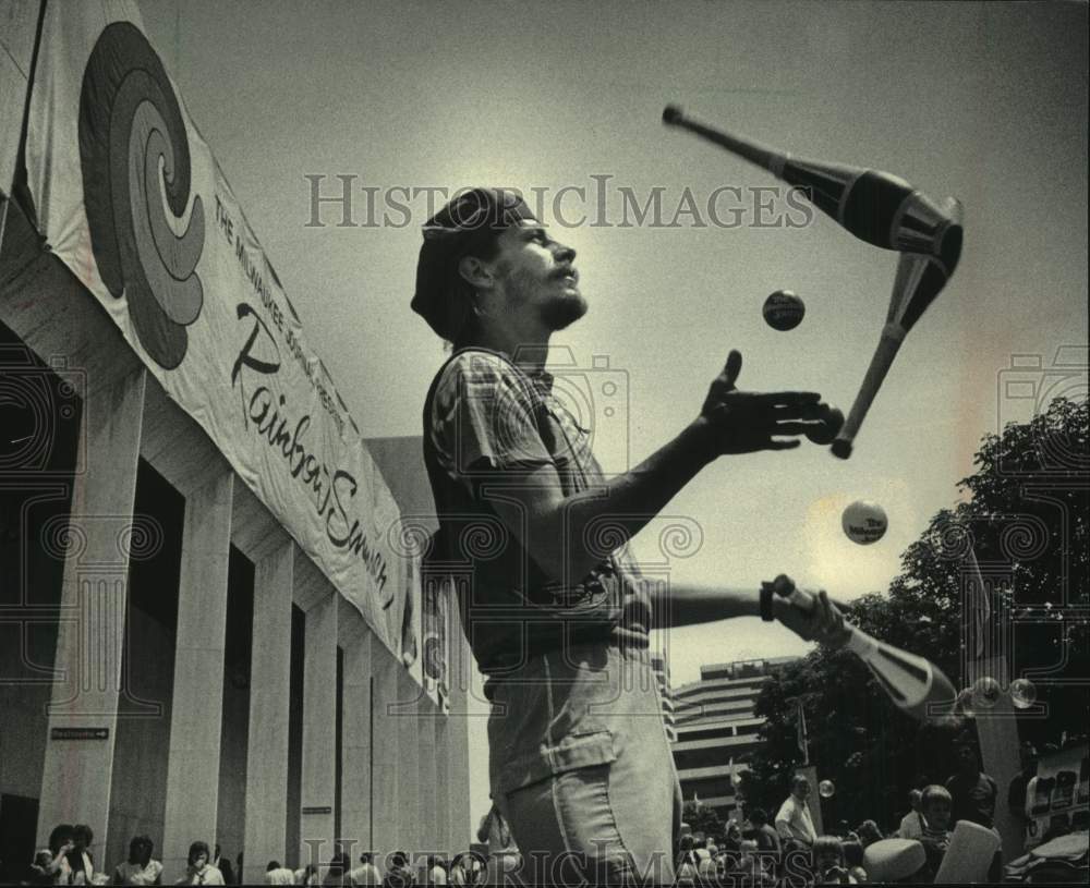 1985 Press Photo Member of the Martin &amp; Loon Juggling Revue, Rainbow Summer, WI - Historic Images