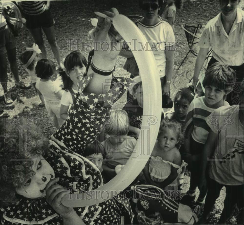 1983 Press Photo Ilene Smith as Bingo the Balloon Clown made animals for kids WI- Historic Images