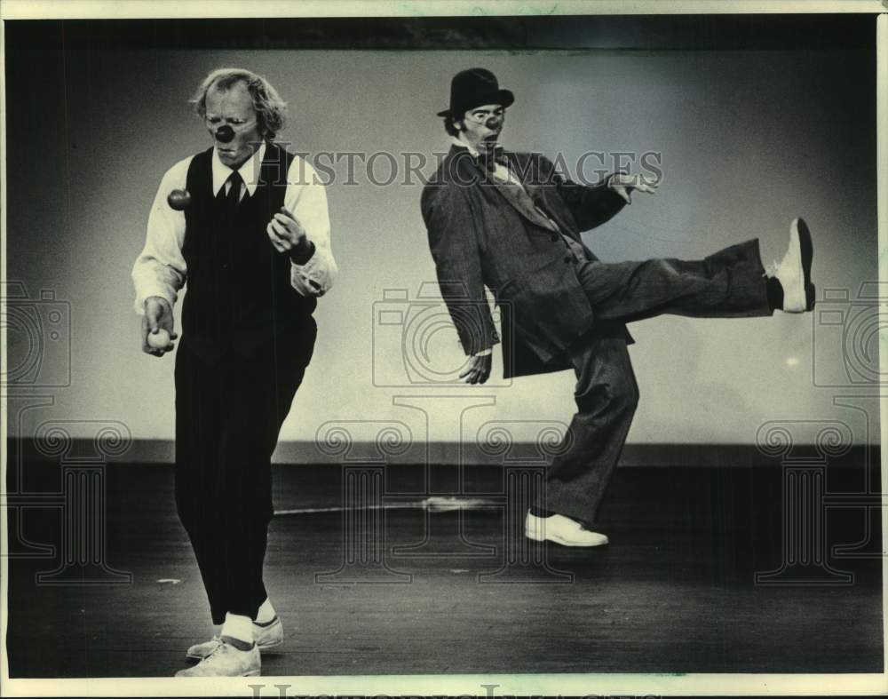 1984 Press Photo Fred Yockers &amp; John Towsen dressed as clowns, Rainbow Summer WI- Historic Images