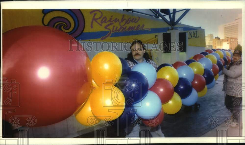 1993 Press Photo Custom Balloons workers with Balloon bridge, Rainbow Summer, WI - Historic Images