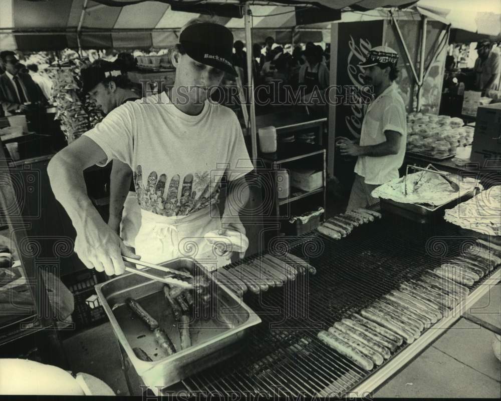 1987 Press Photo Joe Kulck served hot dogs at Rainbow Summer event, Wisconsin - Historic Images