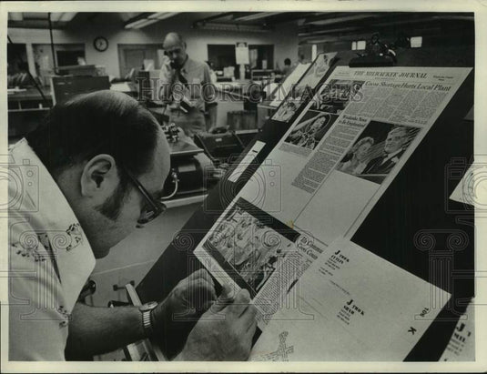 1977 Press Photo Employees in the Milwaukee Journal Composing Department - Historic Images