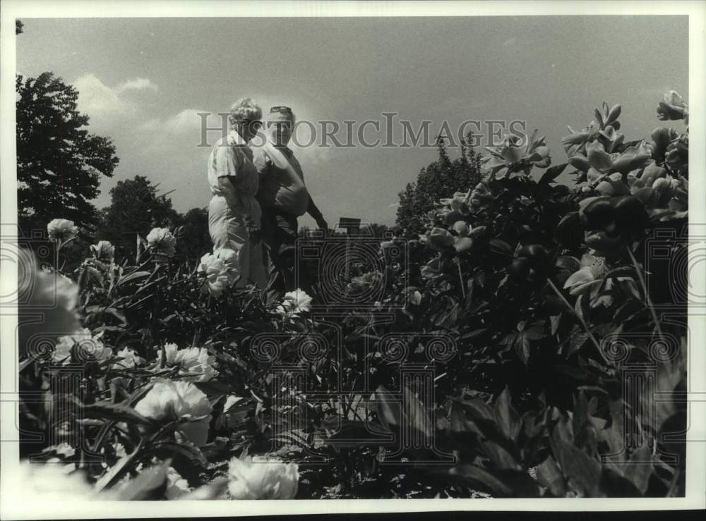 1990 Press Photo Lee &amp; Hans Weiss stroll past flowers, Boerner Botanical, WI - Historic Images