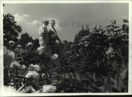 1990 Press Photo Lee & Hans Weiss stroll past flowers, Boerner Botanical, WI - Historic Images