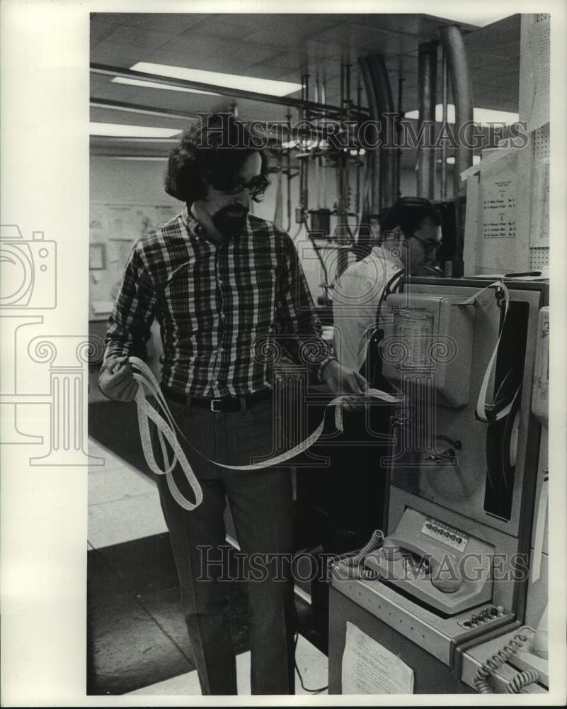 1972, Leslie Buffum, Milwaukee Journal&#39;s Data Speed equipment, WI - Historic Images