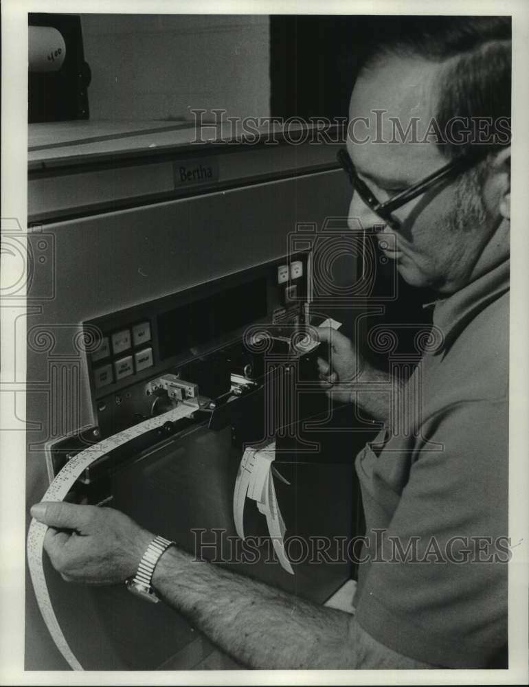 1975 Press Photo Man at work in Milwaukee Journal&#39;s Composing Room - mje01365 - Historic Images