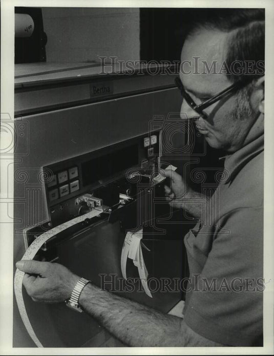 1975 Press Photo Man at work in Milwaukee Journal's Composing Room - mje01365 - Historic Images