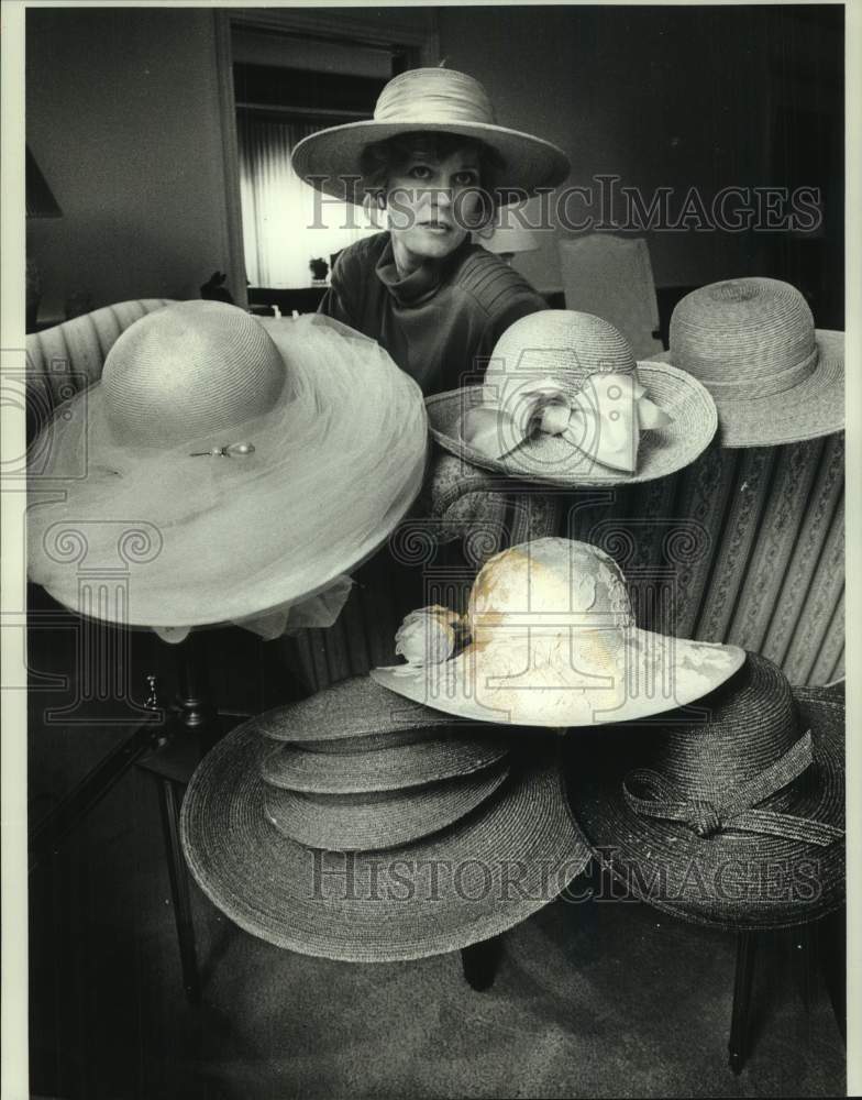 1990 Press Photo Joana Smocke models Frank Olive hats, Milwaukee Rose Festival - Historic Images