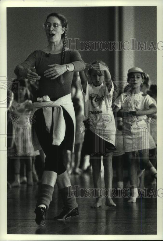 1990 Press Photo Susie Bauer teaching Rainbow Summer Youth Dance Class, WI - Historic Images