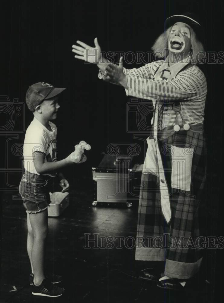 1988 Press Photo J.B. McMullen gives Balloon animal, Art of clowning class, WI- Historic Images