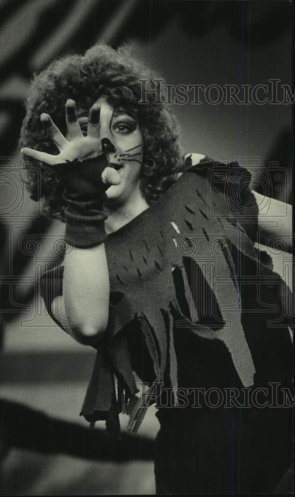 1983 Press Photo Helena Ringbrant, Steppin&#39; Cats Dancer, Peck Pavilion, WI - Historic Images