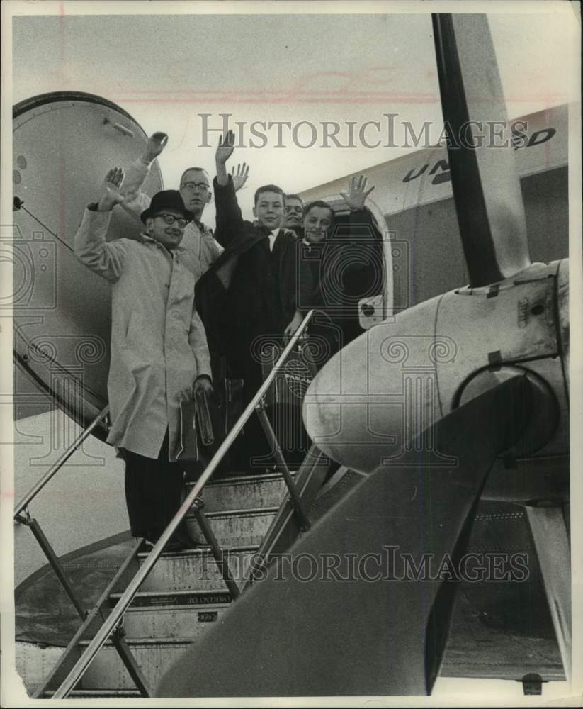 1963 Press Photo Milwaukee Journal news carrier contest winners board plane, WI - Historic Images