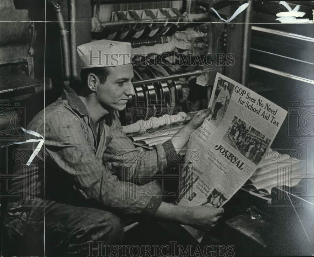 1967, Milwaukee Journal Pressroom&#39;s Gary Hall &amp; last copy of &quot;Peach&quot; - Historic Images