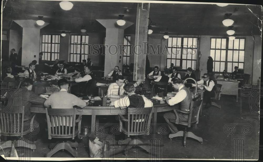 1984 Press Photo Milwaukee Journal Newspaper workers at desks in the newsroom WI - Historic Images