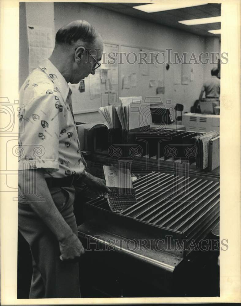 1984 Press Photo Employee in Milwaukee Journal Advertising Department - Historic Images