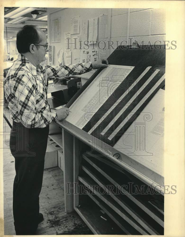 1984 Press Photo Employee in Milwaukee Journal Advertising Department - Historic Images