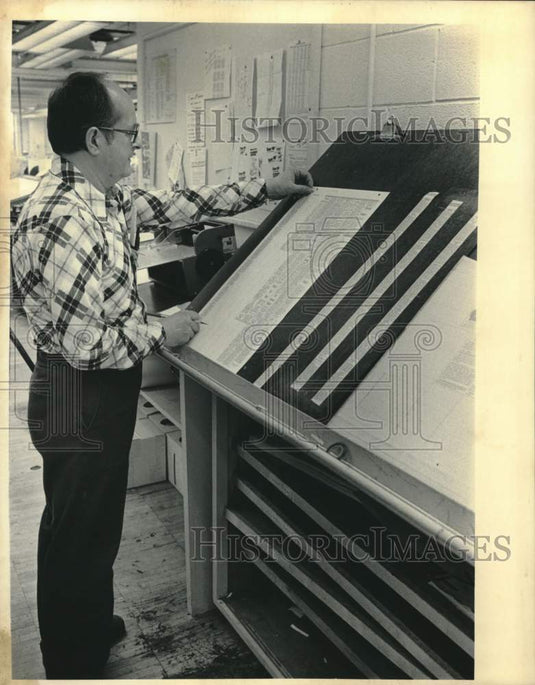 1984 Press Photo Employee in Milwaukee Journal Advertising Department - Historic Images