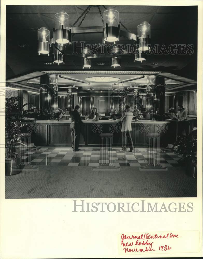 1986 Press Photo The Milwaukee Journal Sentinel New Lobby - mje01909 - Historic Images