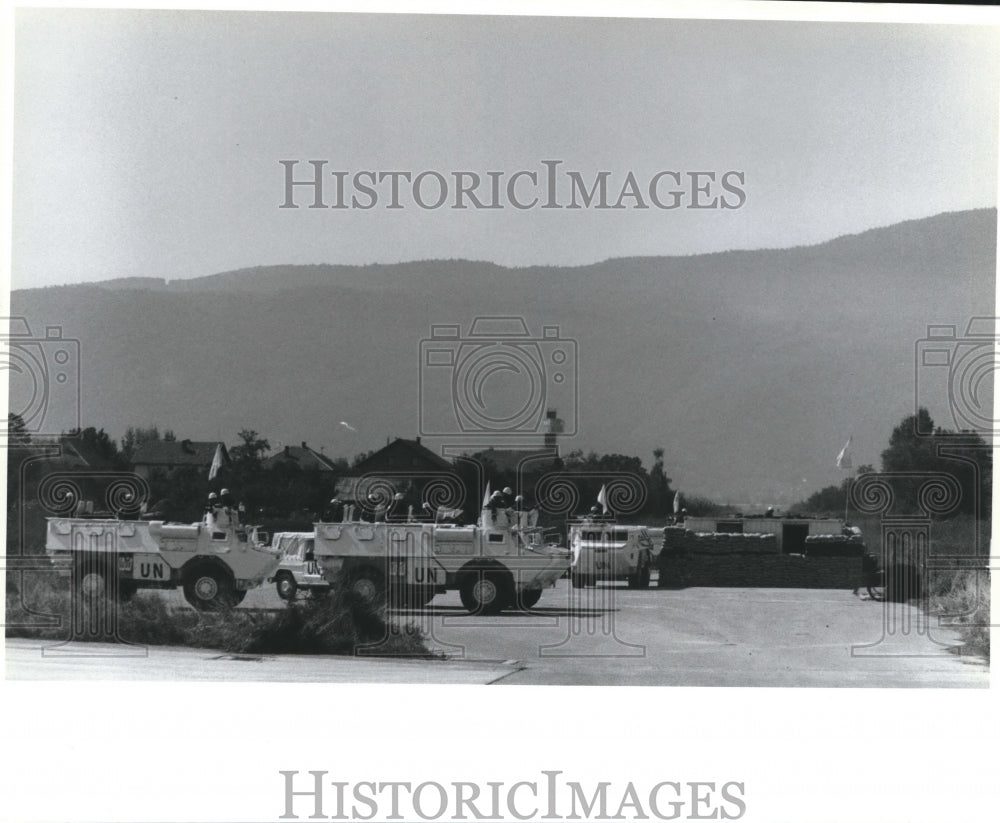 1992 Press Photo Armored Vehicles Of United Nations Forces At Sarajevo Airport - Historic Images