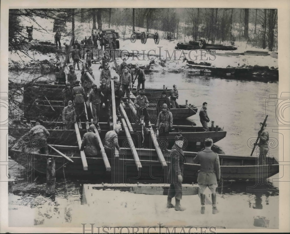 1940 Press Photo 5th division builds bridge across Kalamazoo River, Michigan- Historic Images