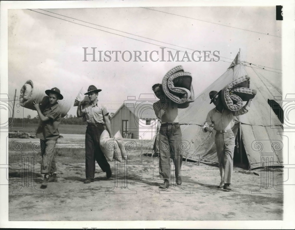 1940 Press Photo Troops From Camp Beauregard, Louisiana Carry Guardsmen Bedding - Historic Images