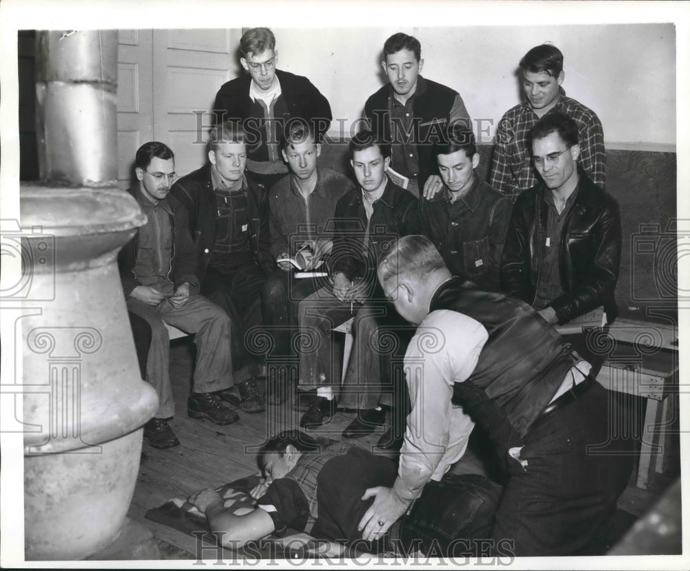 1941 Class on artificial respiration at Camp Stronach, Michigan - Historic Images