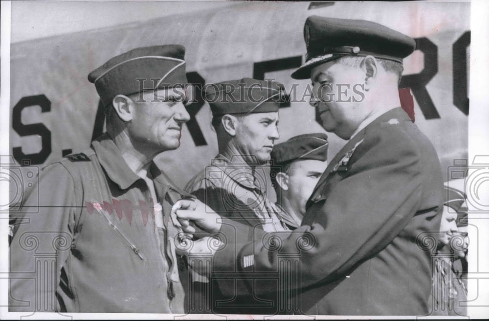 1957 Press Photo Major General Archie Old, Jr; General Curtis LeMay At Ceremony - Historic Images