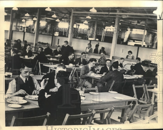 Press Photo Old English Quarry Hiding Place For Aircraft Factory From Bombs - Historic Images
