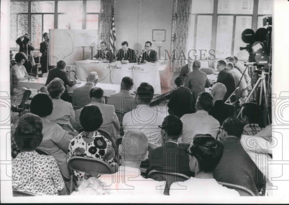 1965 Press Photo Congressmen Kastenmeier, Rosenthal Discuss Vietnam In Madison - Historic Images