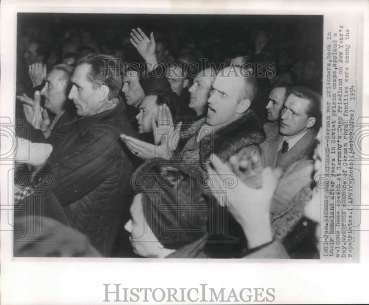 1954 Press Photo German Prisoners From Soviet Camps Applaud At Camp Friedland - Historic Images