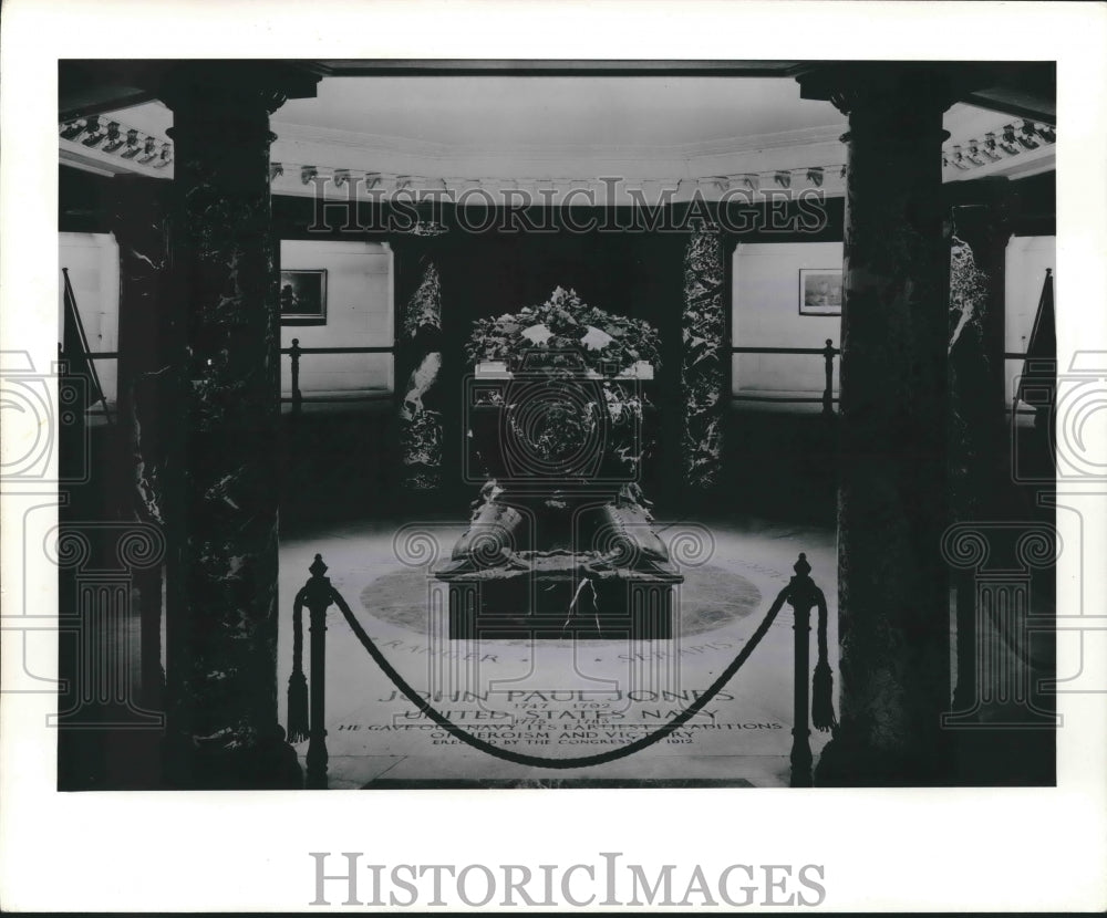 1947 Press Photo US Navy commemorates 200th birthday of John Paul Jones at tomb - Historic Images