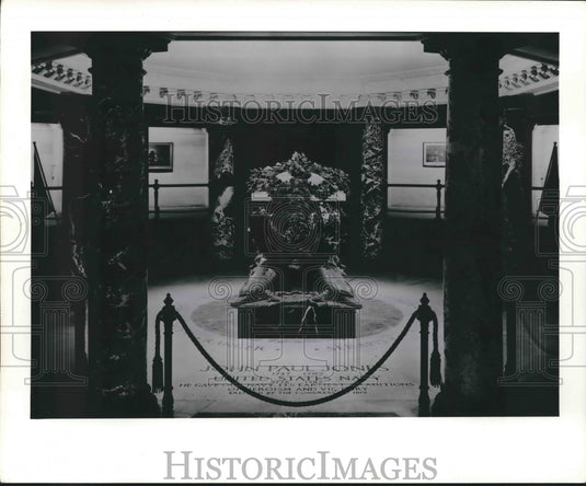 1947 Press Photo US Navy commemorates 200th birthday of John Paul Jones at tomb - Historic Images