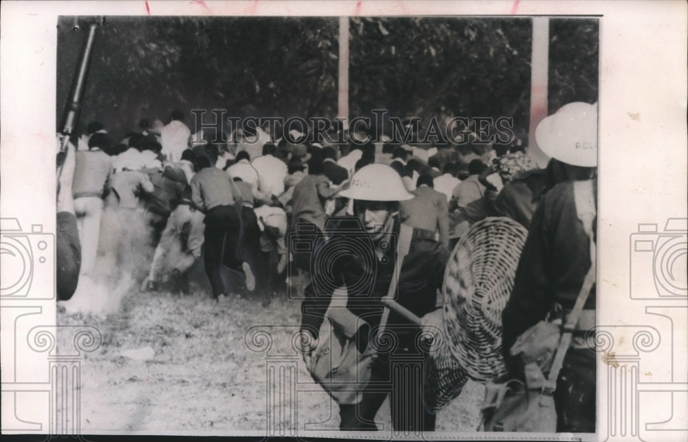 1960 Press Photo Police use tear grenades on rioters in Salisbury, Rhodesia - Historic Images