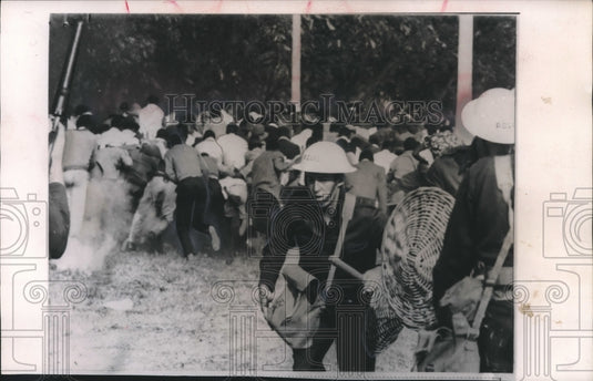 1960 Press Photo Police use tear grenades on rioters in Salisbury, Rhodesia - Historic Images