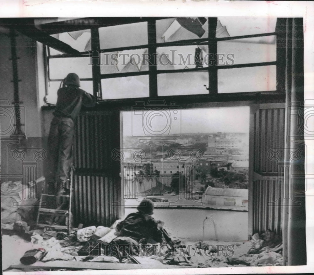 1965 Press Photo US soldiers watch for rebel snipers in Santo Domingo, Dominica - Historic Images