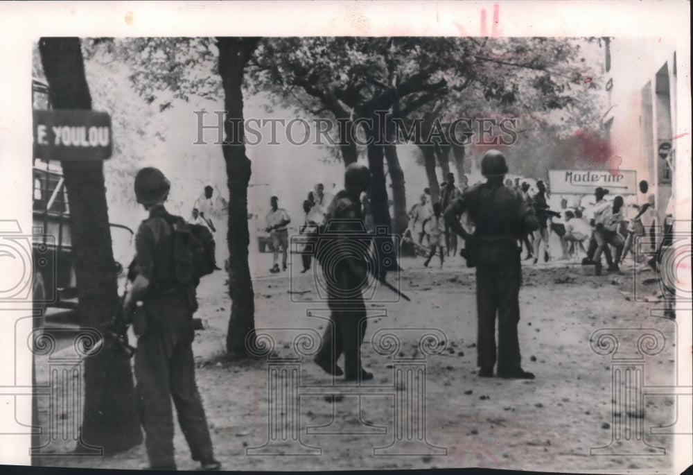 1981 Press Photo Congolese Aim Stones At United Nations Troops In Elisabethville - Historic Images