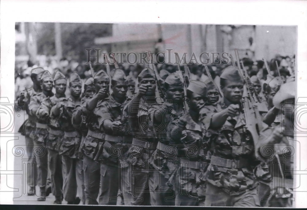 1961 Press Photo Congolese Paratroopers Parade In Leopoldville For President - Historic Images
