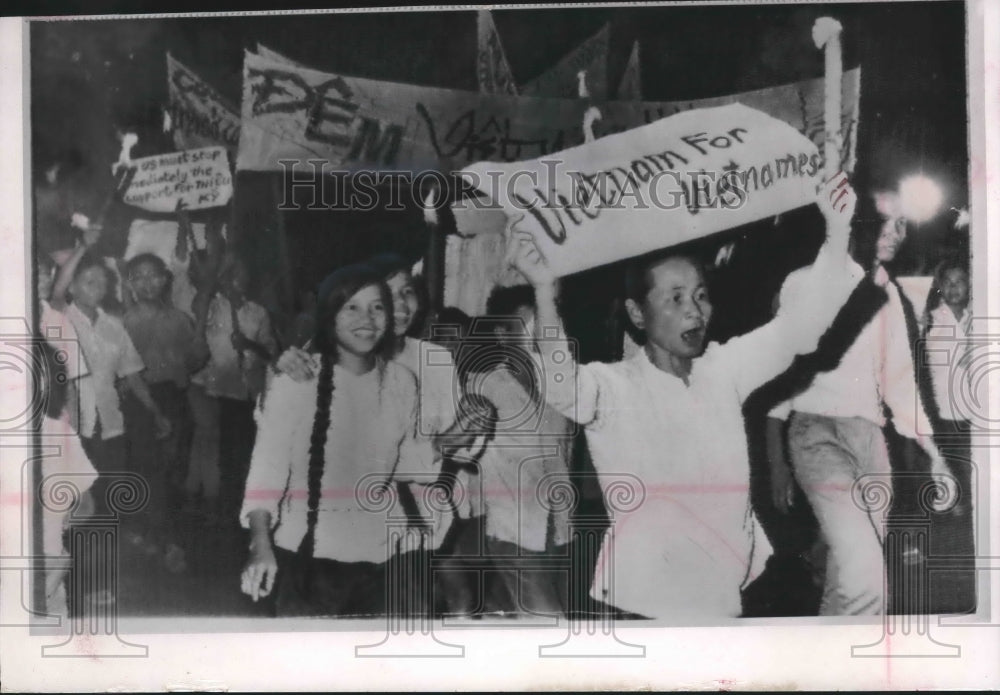 1966 Press Photo Buddhist Woman Demonstrates Versus United States, South Vietnam - Historic Images