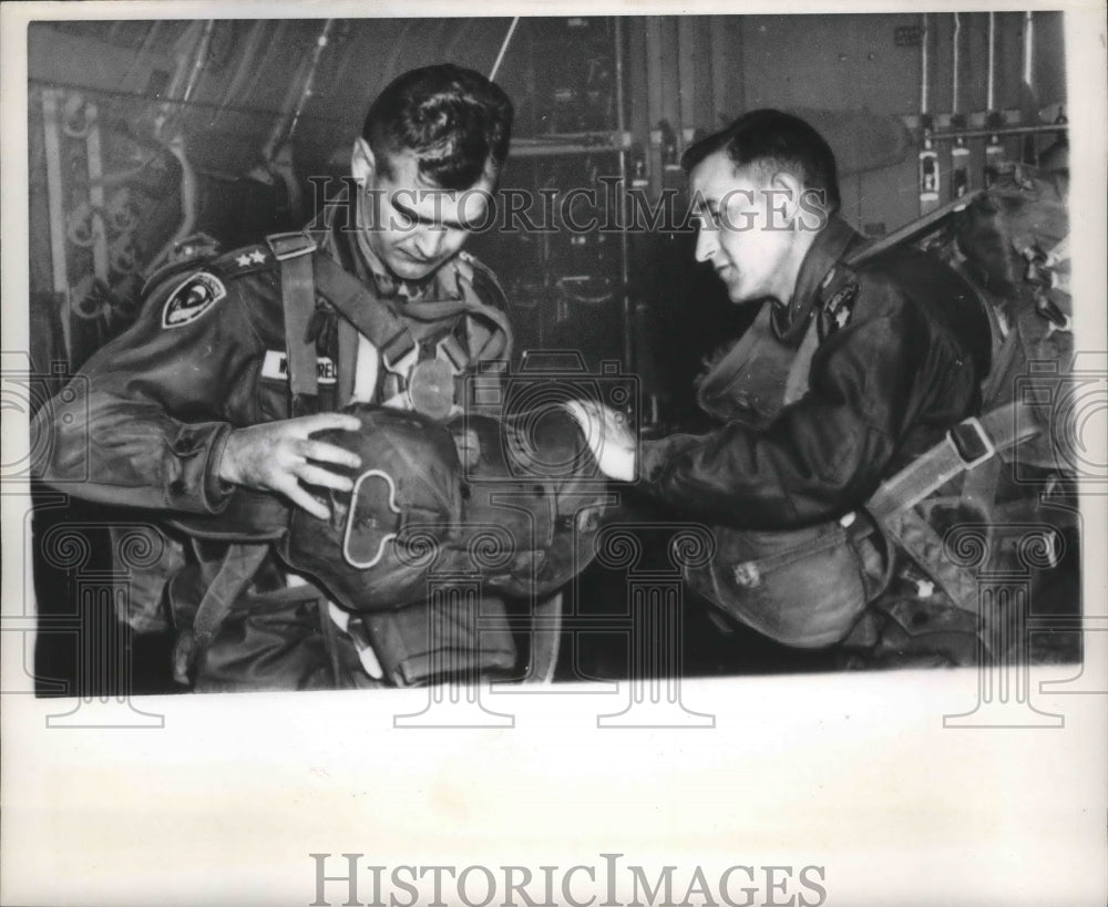1958 Press Photo Aide adjusts parachute of 101st Airborne commander Westmoreland - Historic Images